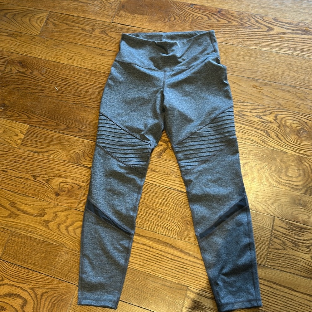 Old navy women’s leggings in medium